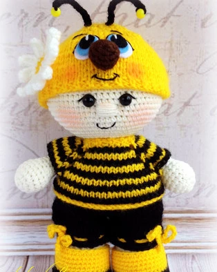 Схема Пупс малыш в костюме пчёлки амигуруми крючком