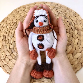 Схема Снеговик в шапке-ушанке амигуруми крючком